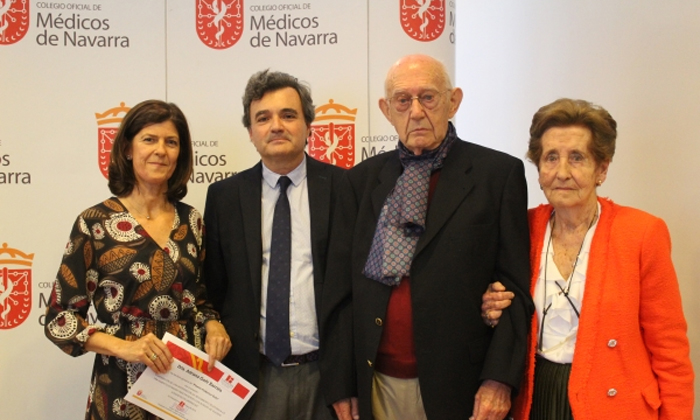 Adriana Goñi, en el momento de recoger el premio. FOTO: Colegio de Médicos de Navarra