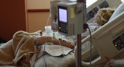 Una mujer ingresada en un hospital tras sufrir un aborto espontáneo
